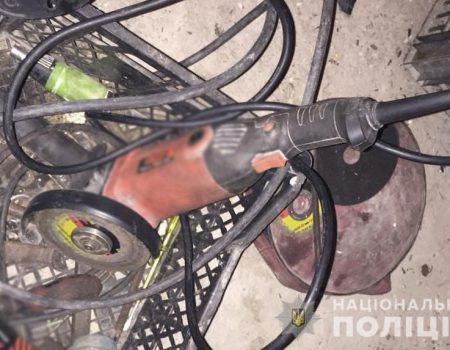 На Кіровоградщині поліцейські спіймали чоловіка, який демонтував колії заради металу
