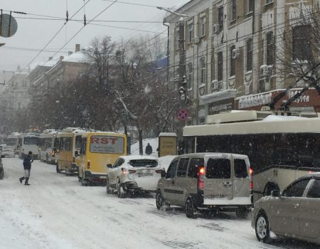 У Кропивницькому в центрі міста виник затор. ФОТО