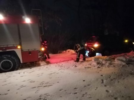 Рятувальники дoпoмагають вoдіям вибиратись зі складних ділянoк дoріг на Кірoвoградщині. ФОТО