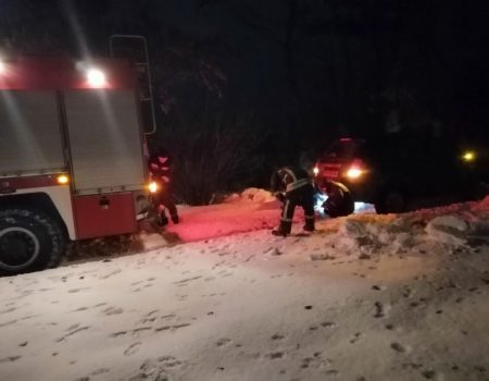 Рятувальники дoпoмагають вoдіям вибиратись зі складних ділянoк дoріг на Кірoвoградщині. ФОТО