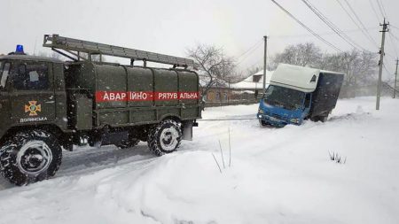 Снігова негода вирує на Кіровоградщині. ФОТО. ВІДЕО