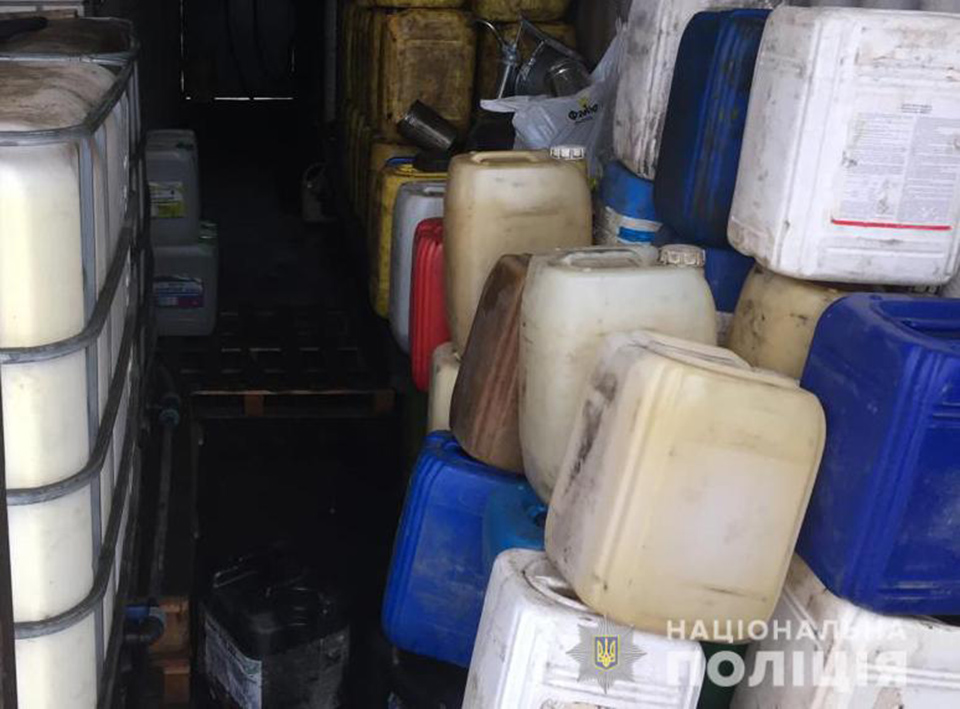 На Кіровоградщині поліція викрила підпільну автозаправку. ФОТО