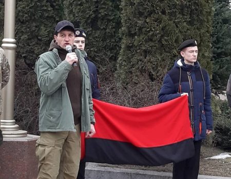 У День пам’яті Небесної сотні у Кропивницькому підняли червоно-чорний прапор. ФОТО, ВІДЕО