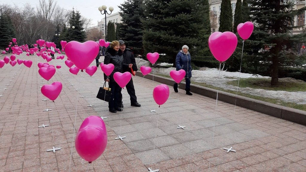 Біля міськради Кропивницького стартувала сердечна фотозона. ФОТО, ВІДЕО