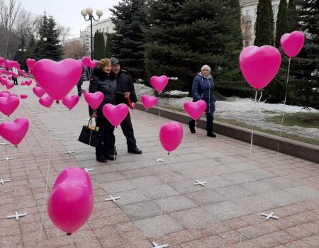 Біля міськради Кропивницького стартувала сердечна фотозона. ФОТО, ВІДЕО