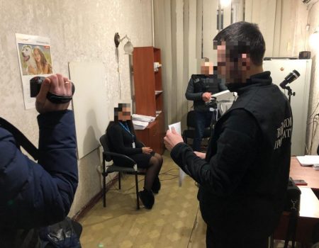 На Кіровоградщині співробітницю міграційної служби затримали за підозрою у вимаганні грошей. ФОТО