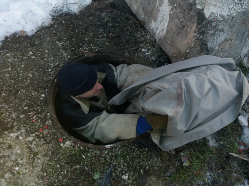 На Кіровоградщині пса, який упав у оглядовий колодязь звільнили рятувальники. ФОТО