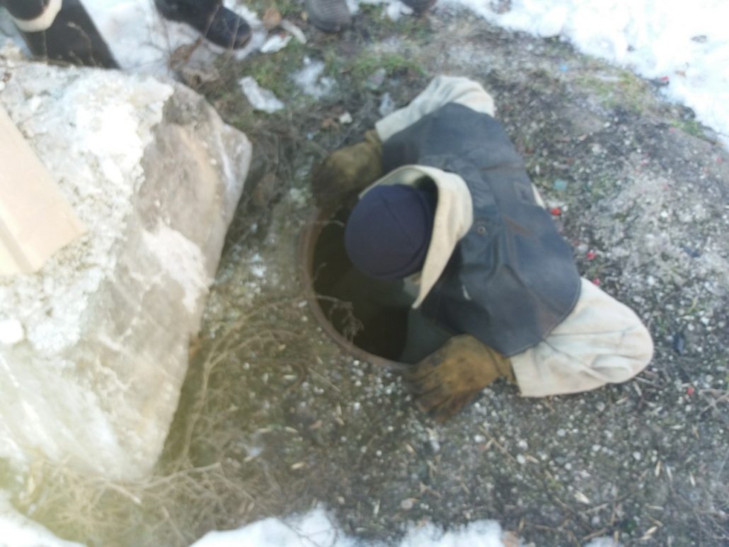 На Кіровоградщині пса, який упав у оглядовий колодязь звільнили рятувальники. ФОТО