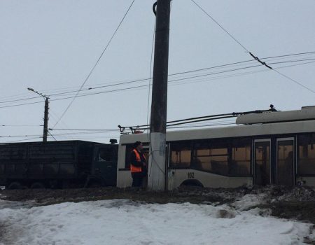 У Кропивницькому вантажівка в’їхала в тролейбус