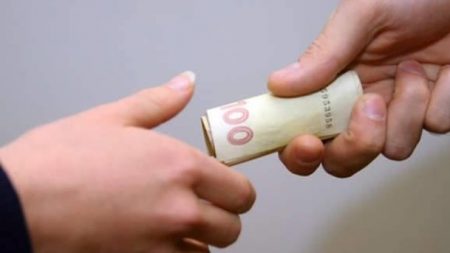 З підозрою у підкупі поліцейського затримали мешканця Долинського району