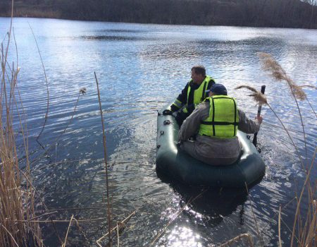 На Кіровоградщині з водойми дійстали потопельника