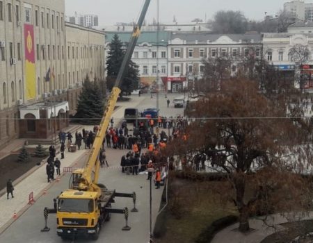 У Кропивницькому комунальники забивали цвяхи ковшем трактора. ФОТО. ВІДЕО