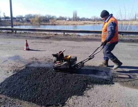 На Кіровоградщині за тиждень полагодили майже 10 тис. кв м аварійних доріг