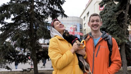 У Кропивницькому фотографувалися біля дерев у Центральному сквері, аби убезпечити їхню вирубку