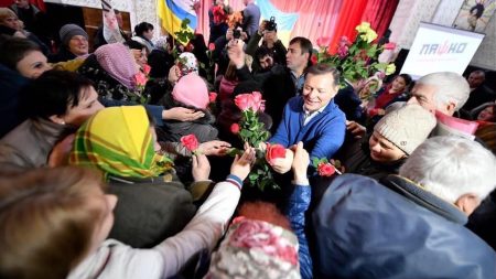 На Кіровоградщині до 8 Березня жінкам роздавали троянди від Ляшка і мімози від Тарути