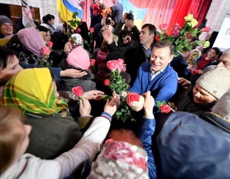 На Кіровоградщині до 8 Березня жінкам роздавали троянди від Ляшка і мімози від Тарути