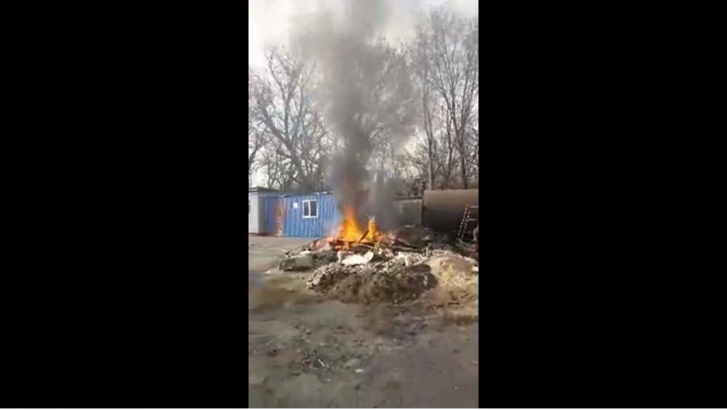 На Кущівці працівники однієї з баз незаконно спалюють хімічні та будівельні відходи