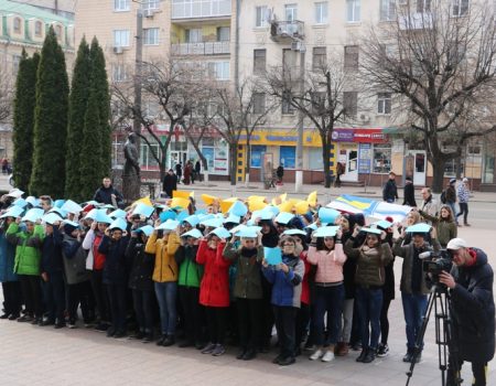 У Кропивницькому влаштували флешмоб на підтримку українських військовополонених. ФОТО