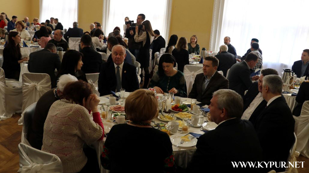 Фігуранти розслідувань НАБУ, молебні за владу і чудо: у Кропивницькому провели перший молитовний сніданок. ФОТОРЕПОРТАЖ