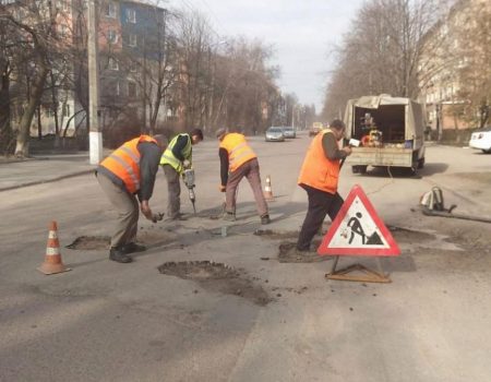Комунальники Кропивницького звітують про ліквідацію ямковості на дорогах міста