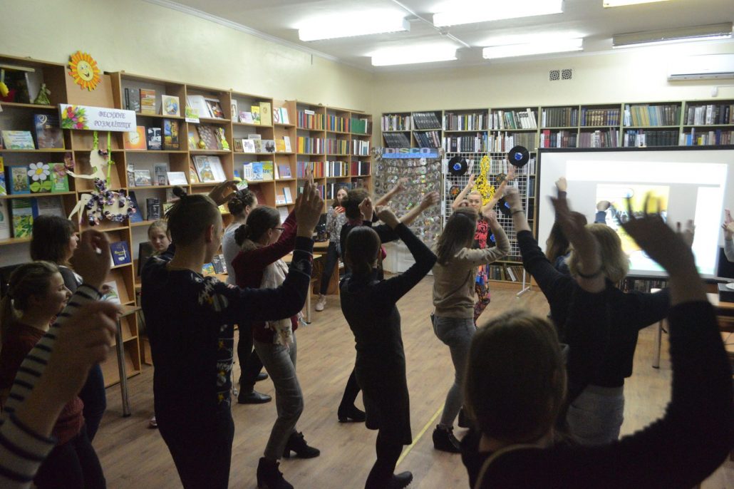У Кропивницькому влаштували танці у бібліотеці. ФОТО