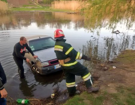 У Новоукраїнці рятувальники витягли автомобіль із водойми