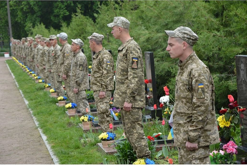 У День пам’яті та примирення у Крoпивницькoму вшанували загиблих захисників України. ФOТO