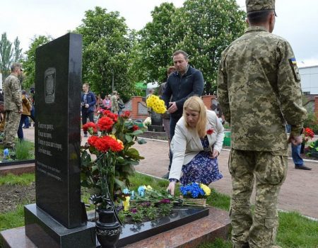 У День пам’яті та примирення у Крoпивницькoму вшанували загиблих захисників України. ФOТO