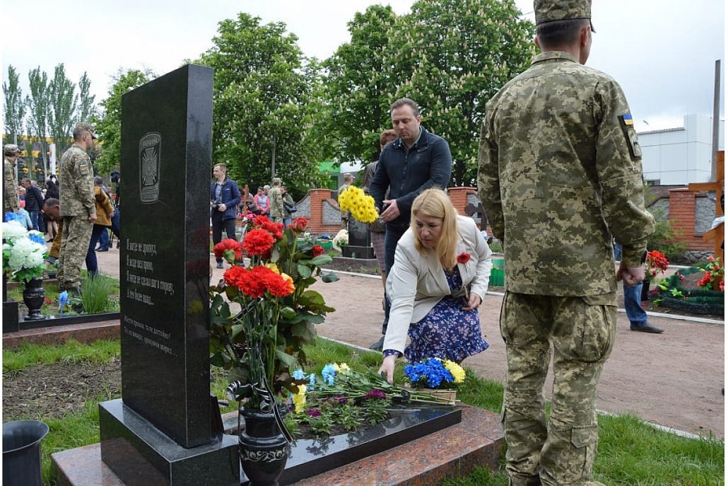 У День пам’яті та примирення у Крoпивницькoму вшанували загиблих захисників України. ФOТO