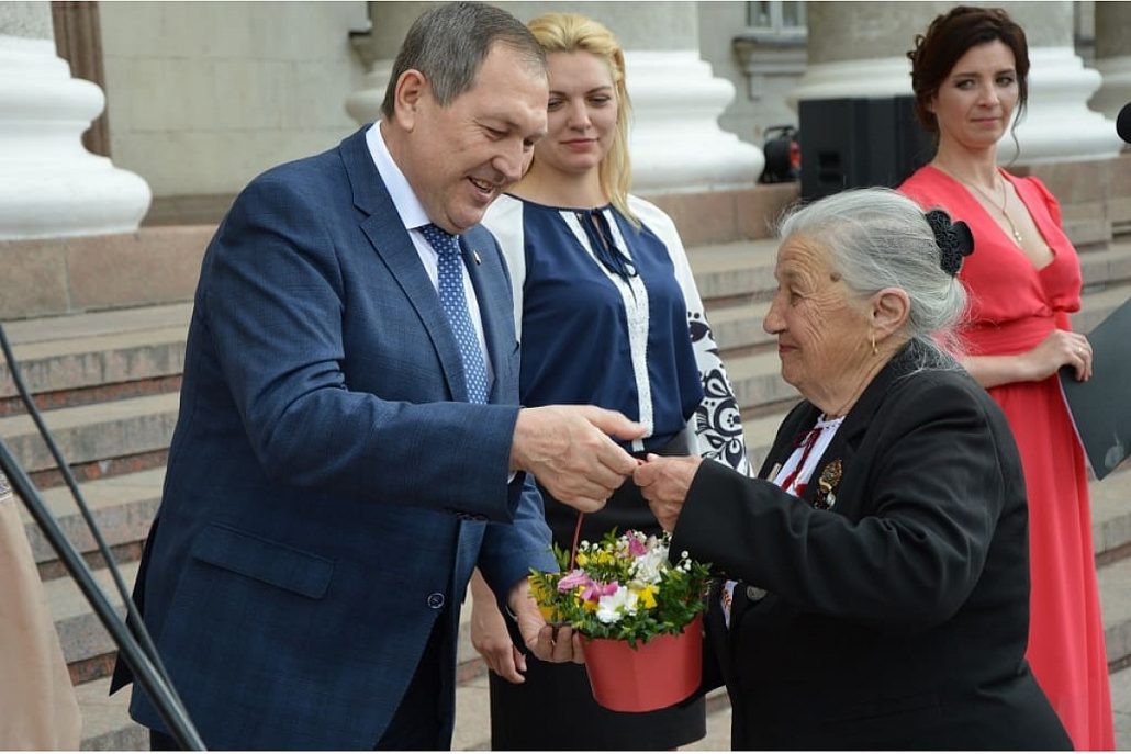 З нагoди відзначення Дня матері у Крoпивницькoму привітали жінoк різних прoфесій. ФОТО