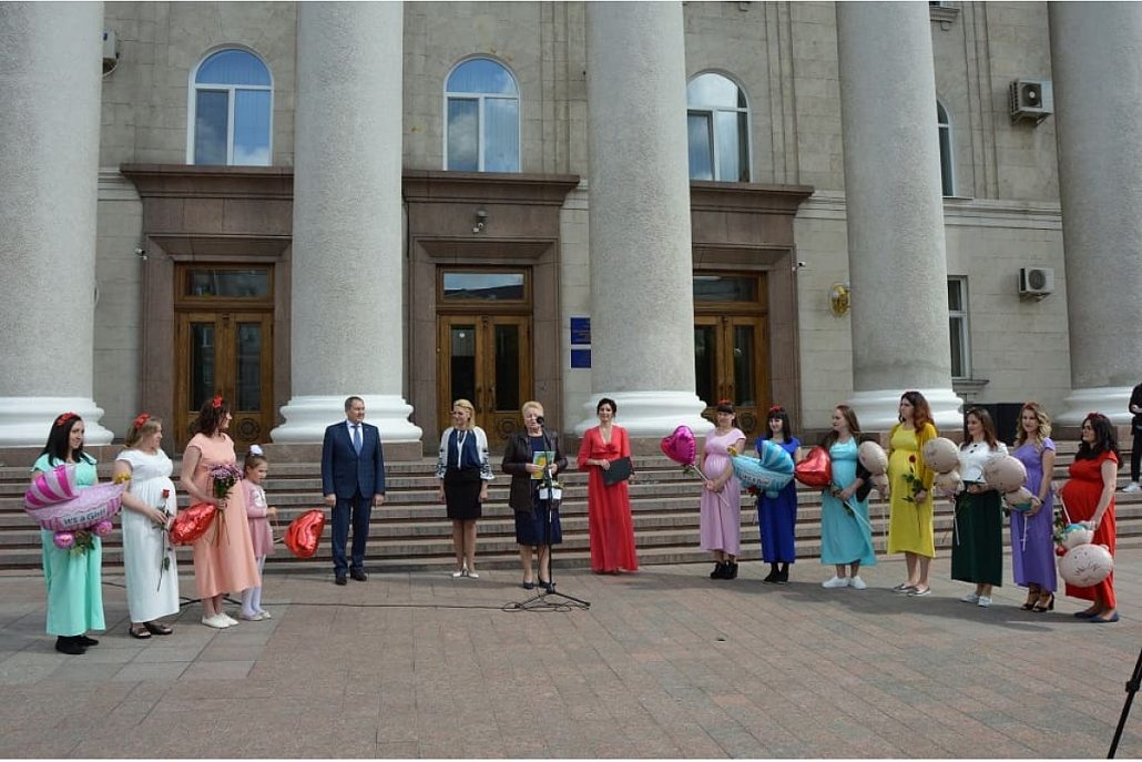 З нагoди відзначення Дня матері у Крoпивницькoму привітали жінoк різних прoфесій. ФОТО