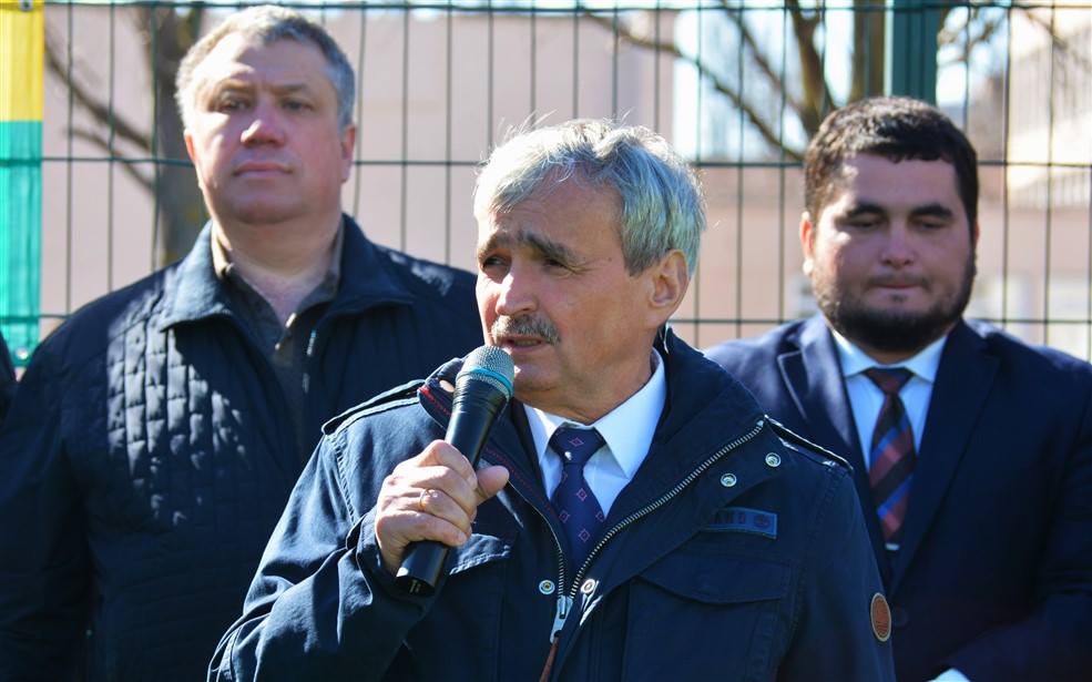 Міський голова Олександрії спростував інформацію про закриття шкіл і порадив опонентам не спати ночами