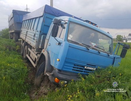 Поблизу обласного центру КАМАЗ, а в Добровеличківці “швидка” опинилися в кюветі. ФОТОФАКТ