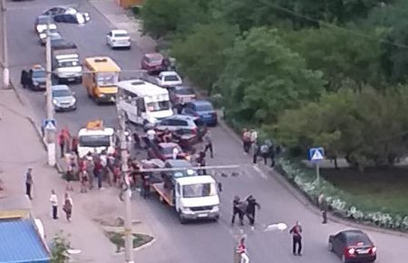У Кропивницькому п’яний водій, тікаючи від патрульних, в’їхав в евакуатор. ФОТО