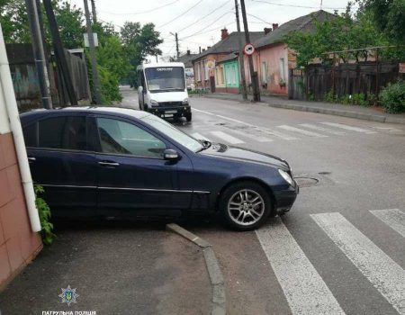 Патрульні забрали на штраф-майданчик “Mercedes-Benz”, неправильно припаркований у Кропивницькому. ФОТО