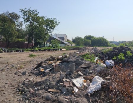 У Кропивницькому під житловий масив кілька років звозять будівельне сміття. ФОТО