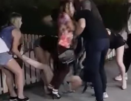 Поліція перевіряє факт бійки дівчат в олександрійському кафе. ФОТО