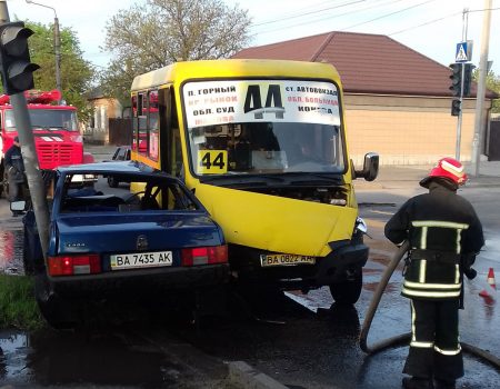 У Кропивницькому сталася ДТП за участі маршрутки та легковика