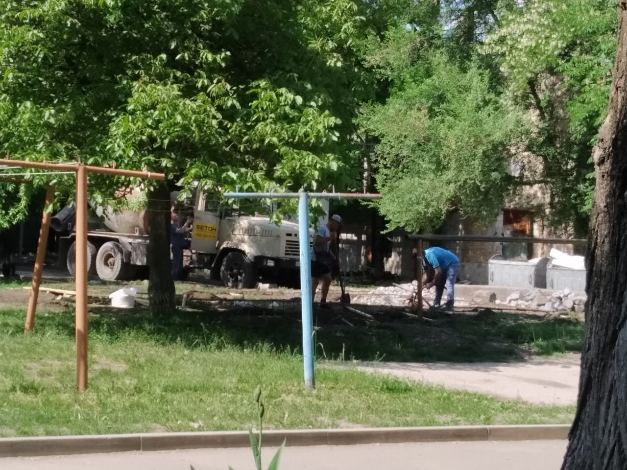 У Кропивницькому у дворі багатоповерхівки почали будувати гараж, жителі проти