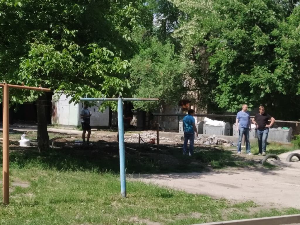У Кропивницькому у дворі багатоповерхівки почали будувати гараж, жителі проти