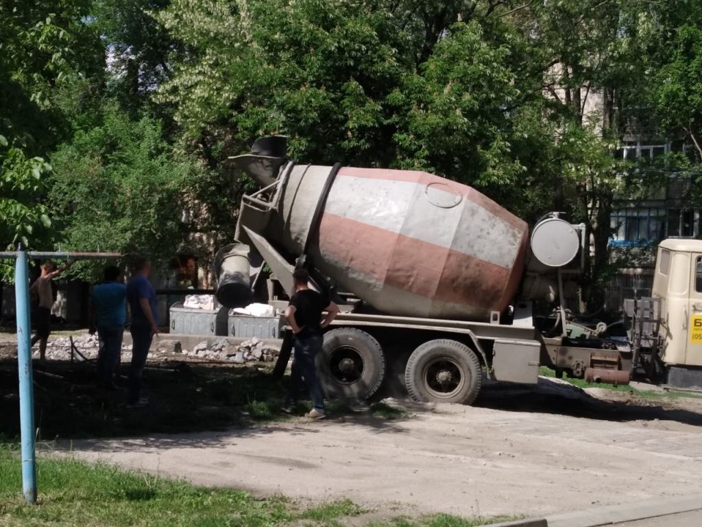 У Кропивницькому у дворі багатоповерхівки почали будувати гараж, жителі проти