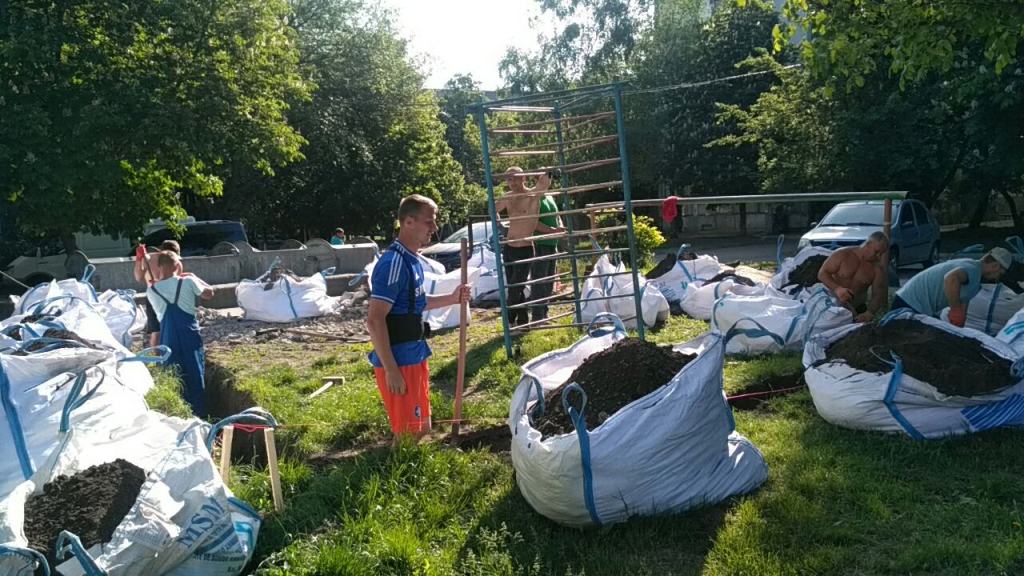 У Кропивницькому у дворі багатоповерхівки почали будувати гараж, жителі проти