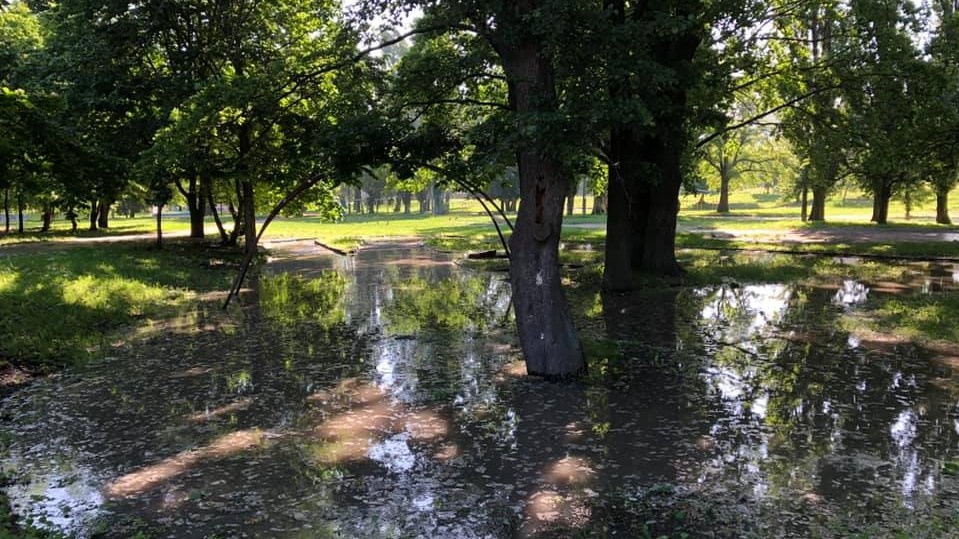 На Ковалівці обмежили водопостачання, ліквідовують порив у парку