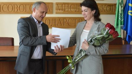 Порошенко відзначив начальницю обласного управління лісового господарства