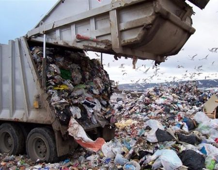 Спецінспекція Кропивницького штрафує тих, хто викидає будівельне сміття в звичайні контейнери