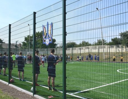 На Кіровоградщині відкрили сучасне спортивне поле зі штучним покриттям