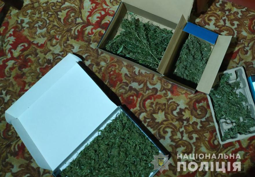 На Кіровоградщині поліцейські вилучили у чоловіка наркотики та боєприпаси. ФОТО