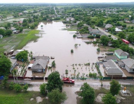 У Гайворонському районі третю добу відкачують воду з підтоплених садиб і вулиць. ФОТО