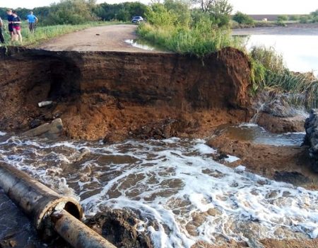 На Кіровоградщині унаслідок негоди зруйновано декілька гребель. ФОТО