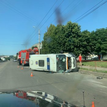 ДТП у Кропивницькому: перекинулася “швидка” та зіштовхнулися три автівки. ФОТО